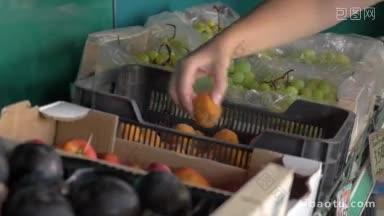 近距离拍摄的包装水果在商店或街头摊位有人在购买杏